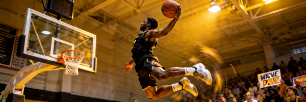 篮球运动员在比赛中完成精彩扣篮瞬间